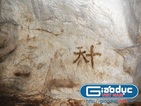 Ba chữ Hán cổ được viết trên vác đá ở "hang ma".